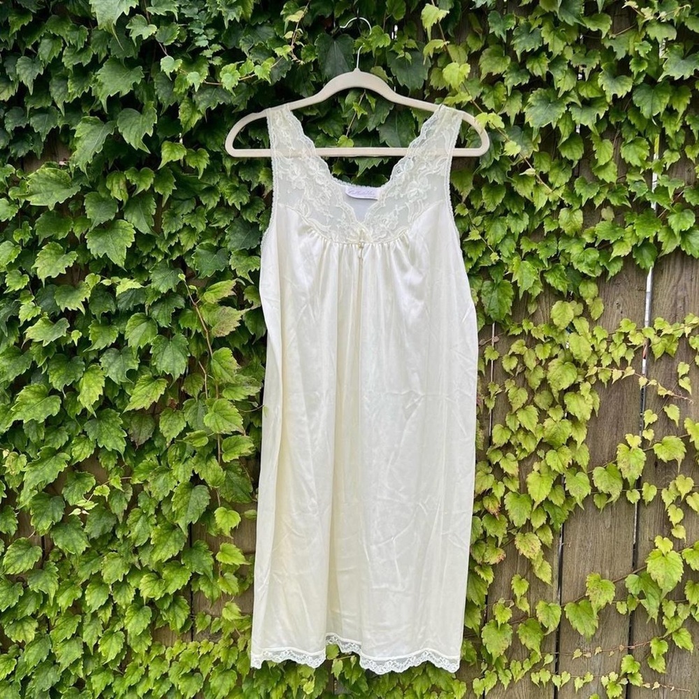 Vintage cream nightie with lace details